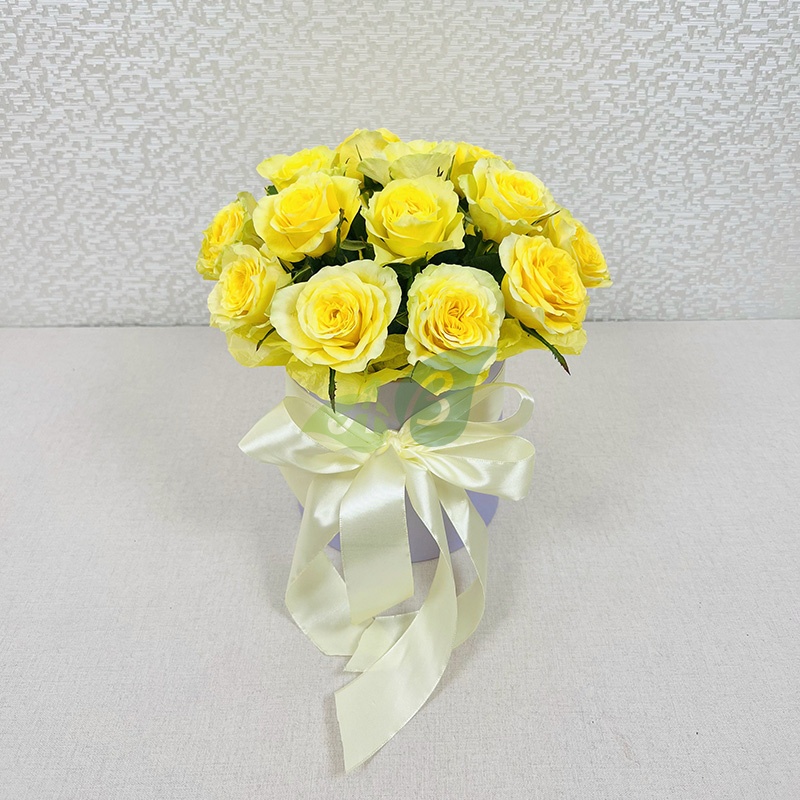 Розы желтые в коробке