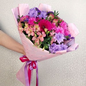 Интересный букет из ирисов и хризантем