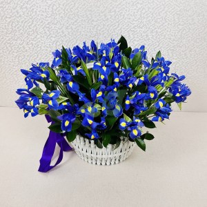 Синие ирисы в корзине